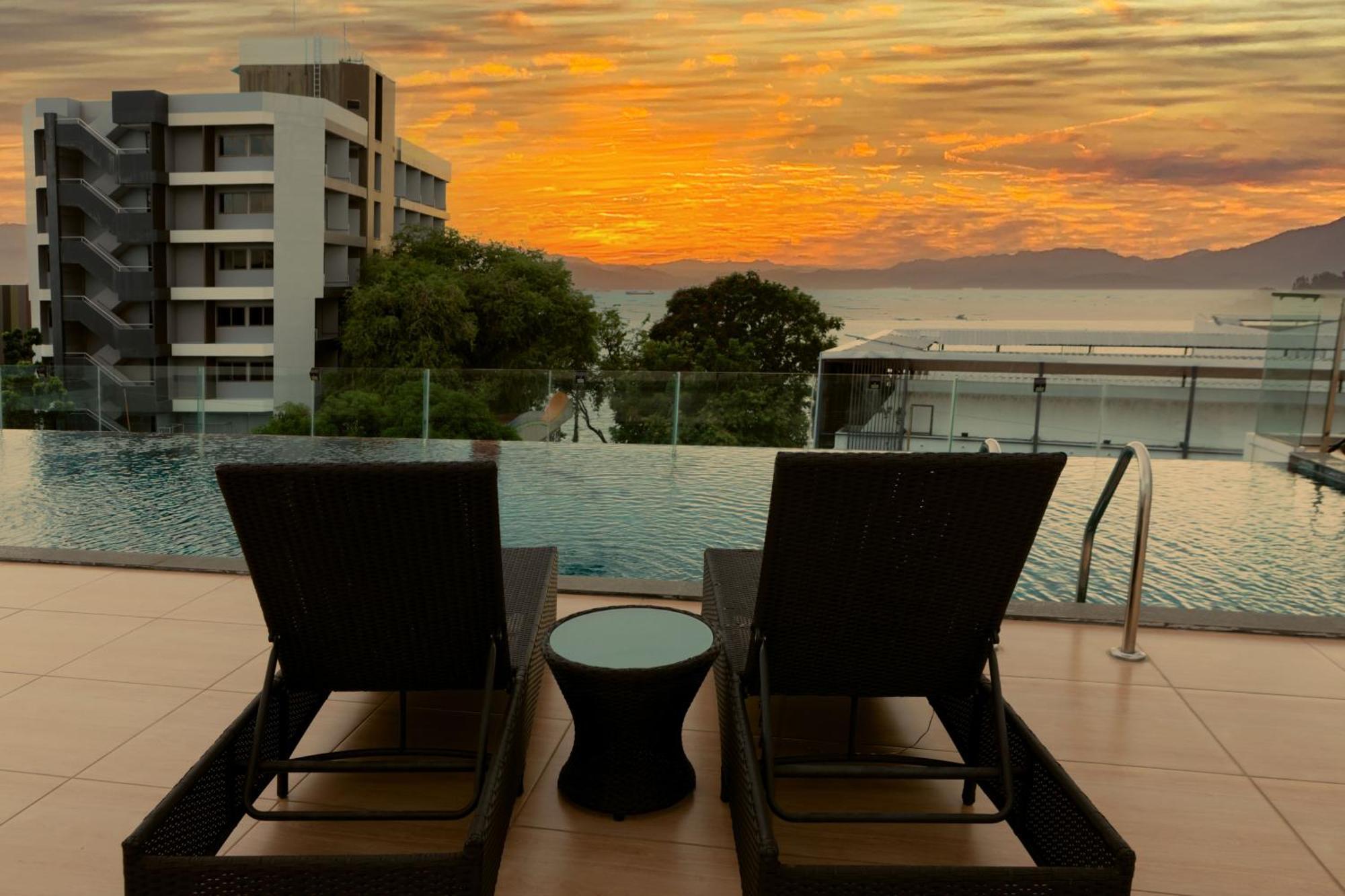 Karin Hotel & Service Apartment - Sha Extra Plus Si Racha Bagian luar foto